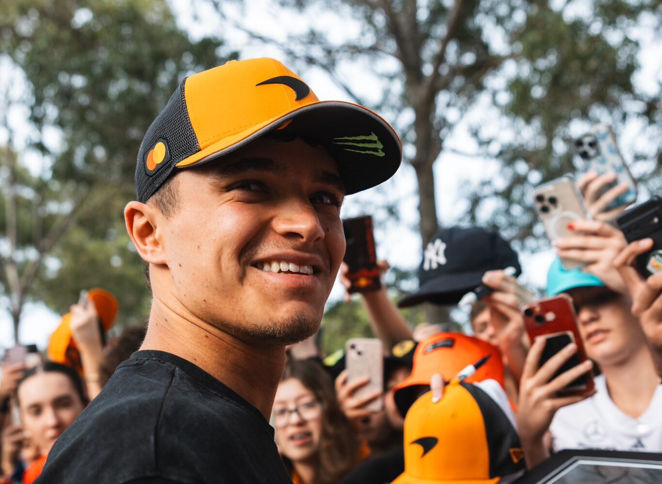 Így szalaszd el életed nagy lehetőségét egy béna kérdéssel, ha F1-es versenyzővel találkozol!