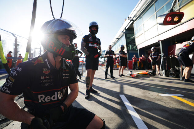 Red Bull, szerelők, ker&eacute;kcsere