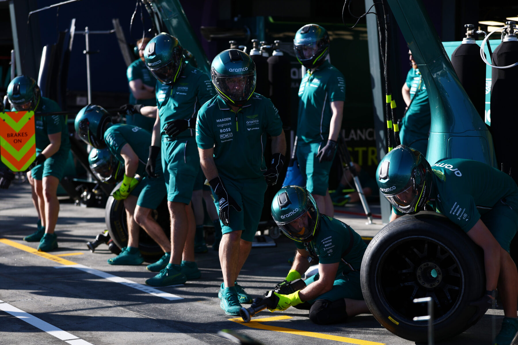 Aston Martin, szerelők, kerékcsere