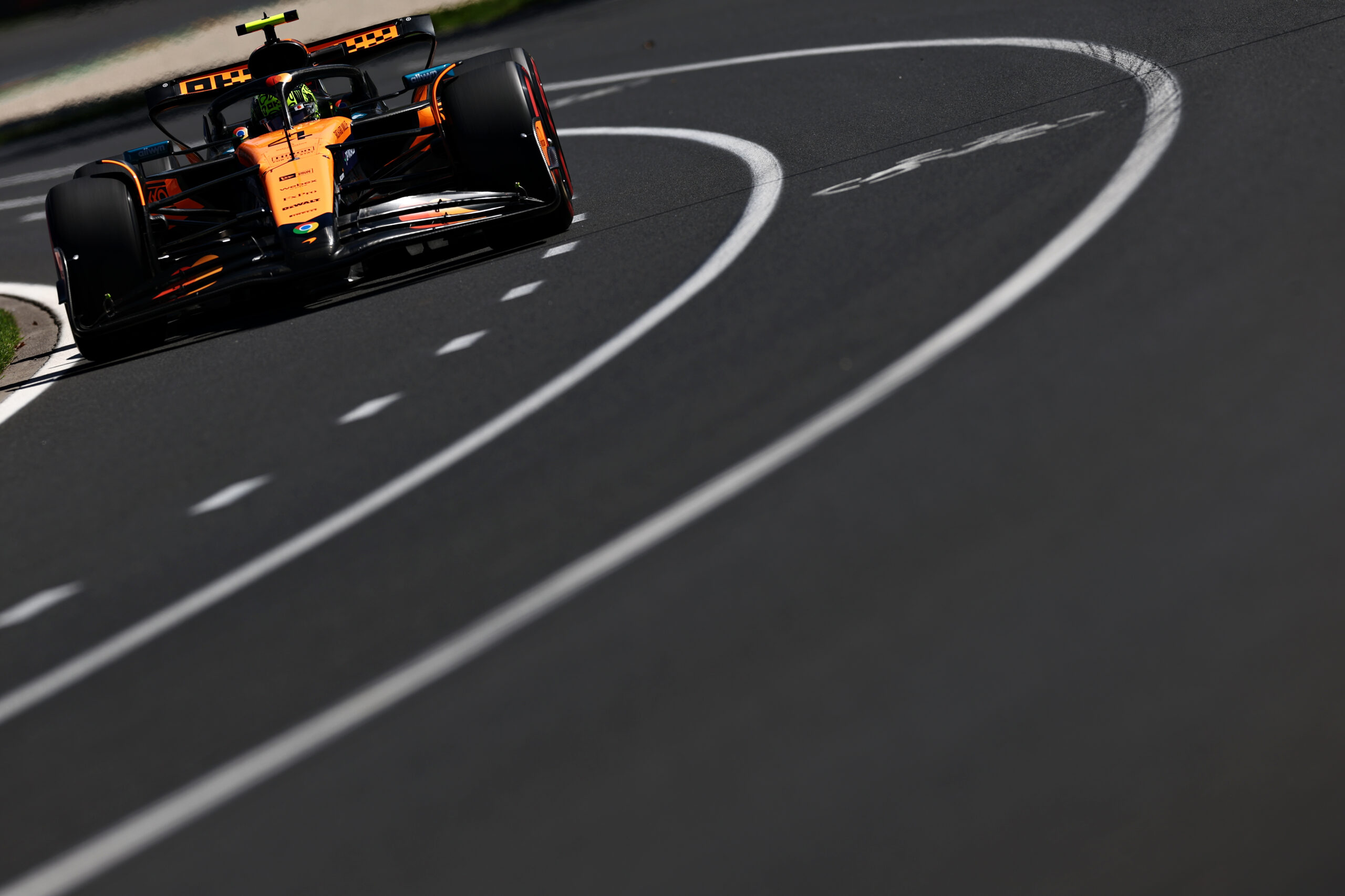 Fölényes McLaren kettős siker az év első F1-es időmérőjén, a Ferrarik a legjobb 5-be sem fértek be