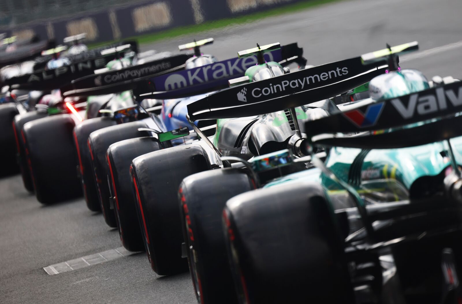 Annyira ráijesztettek az F1 főnökeire az első versenyek, hogy a biztonságot is beáldozzák a látvány érdekében