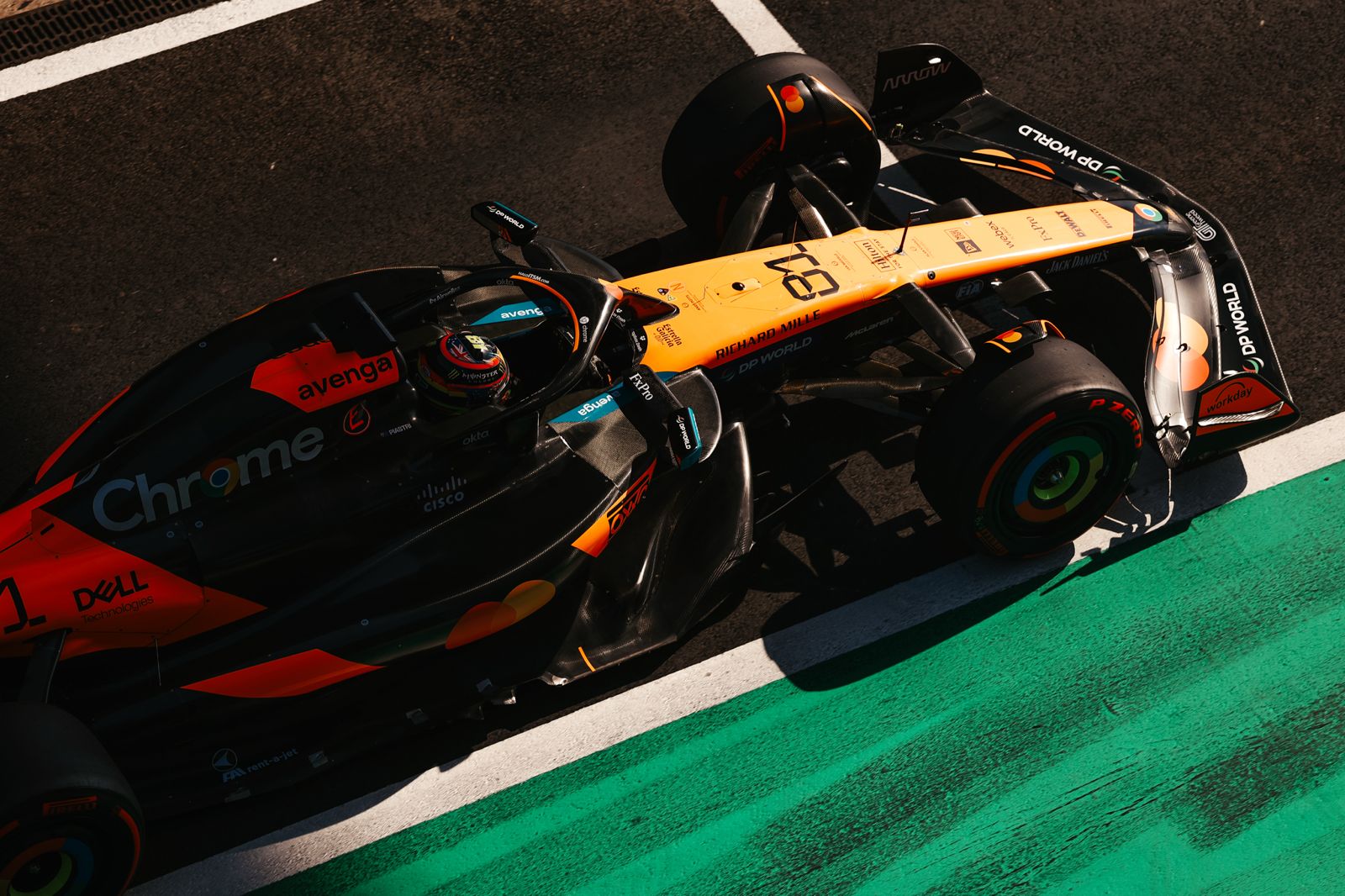 Új pole-pozícióst avatott az F1 Kínában, a végén még Russell is robbantott