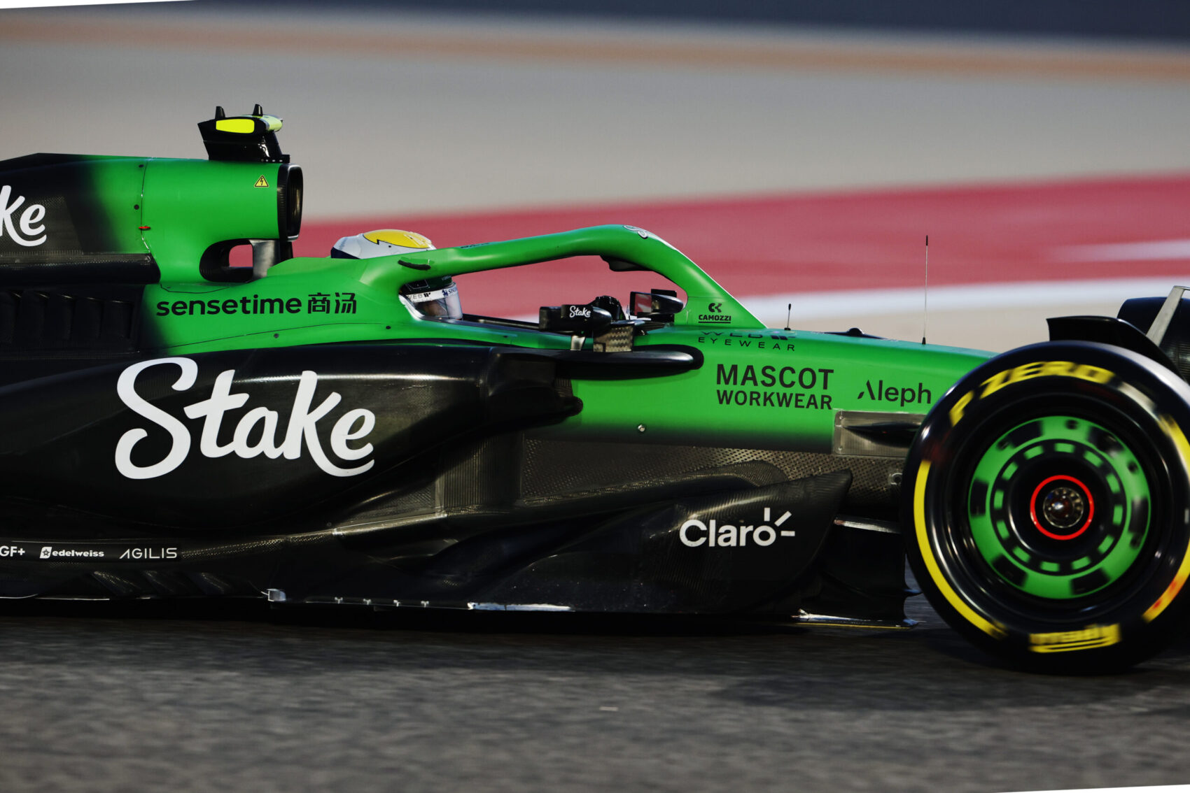 Ide-oda verődik a pilóta feje, miután sikerült megalkotni a versenyzésre alkalmatlan F1-es autót