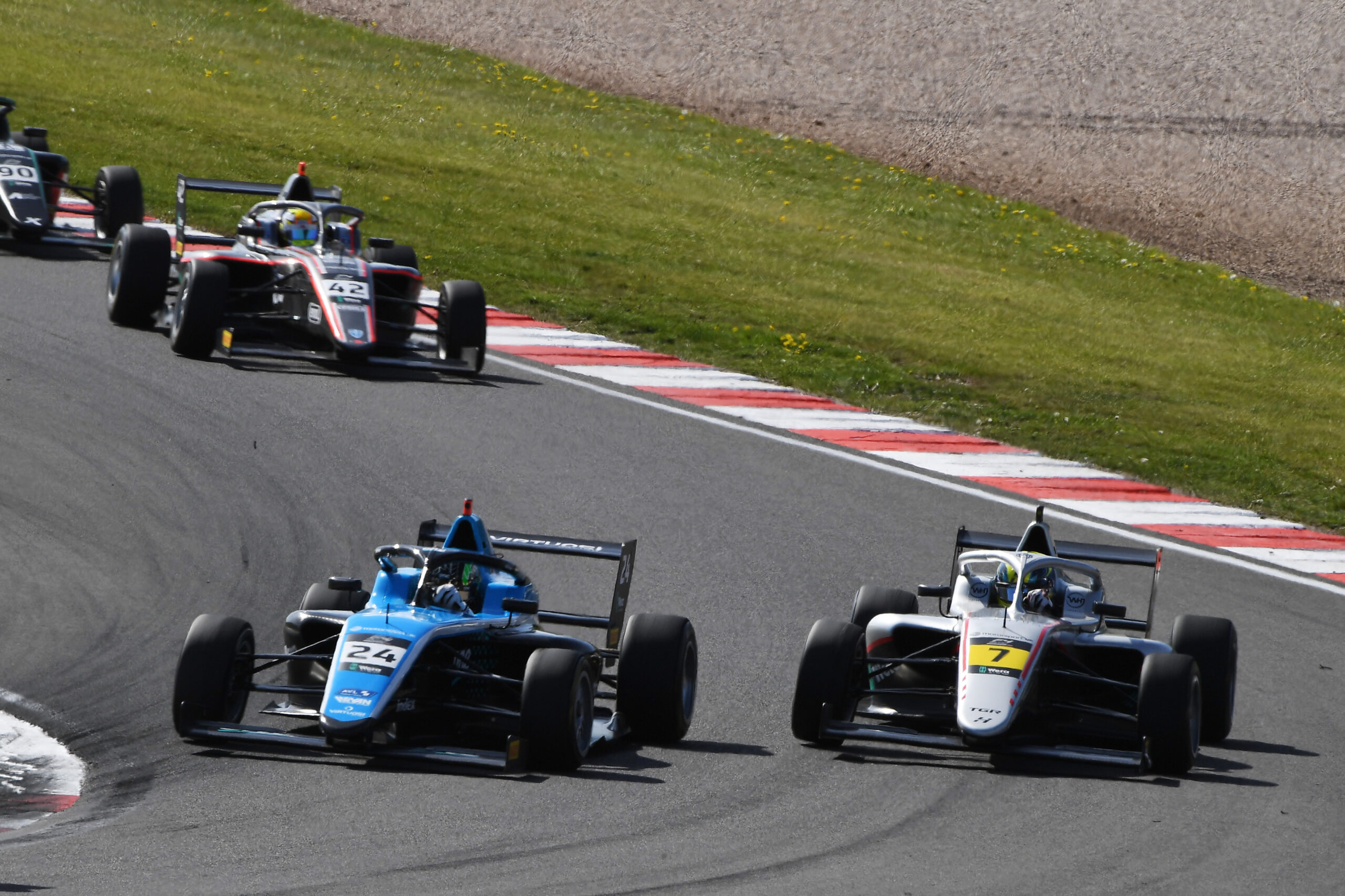 Az összetett harmadik helyére kapaszkodott vissza a két dobogót elérő Molnár Martin a brit F4 szezonnyitóján