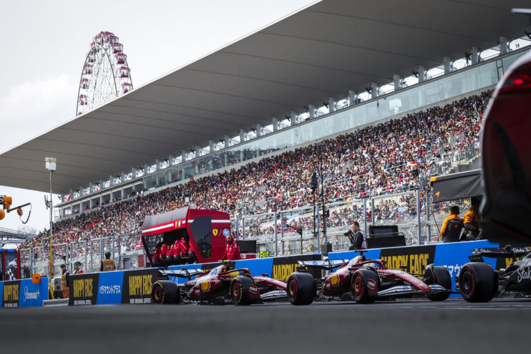 Hamilton izgatottan várta azt, amin a Ferrarin belül is vita volt