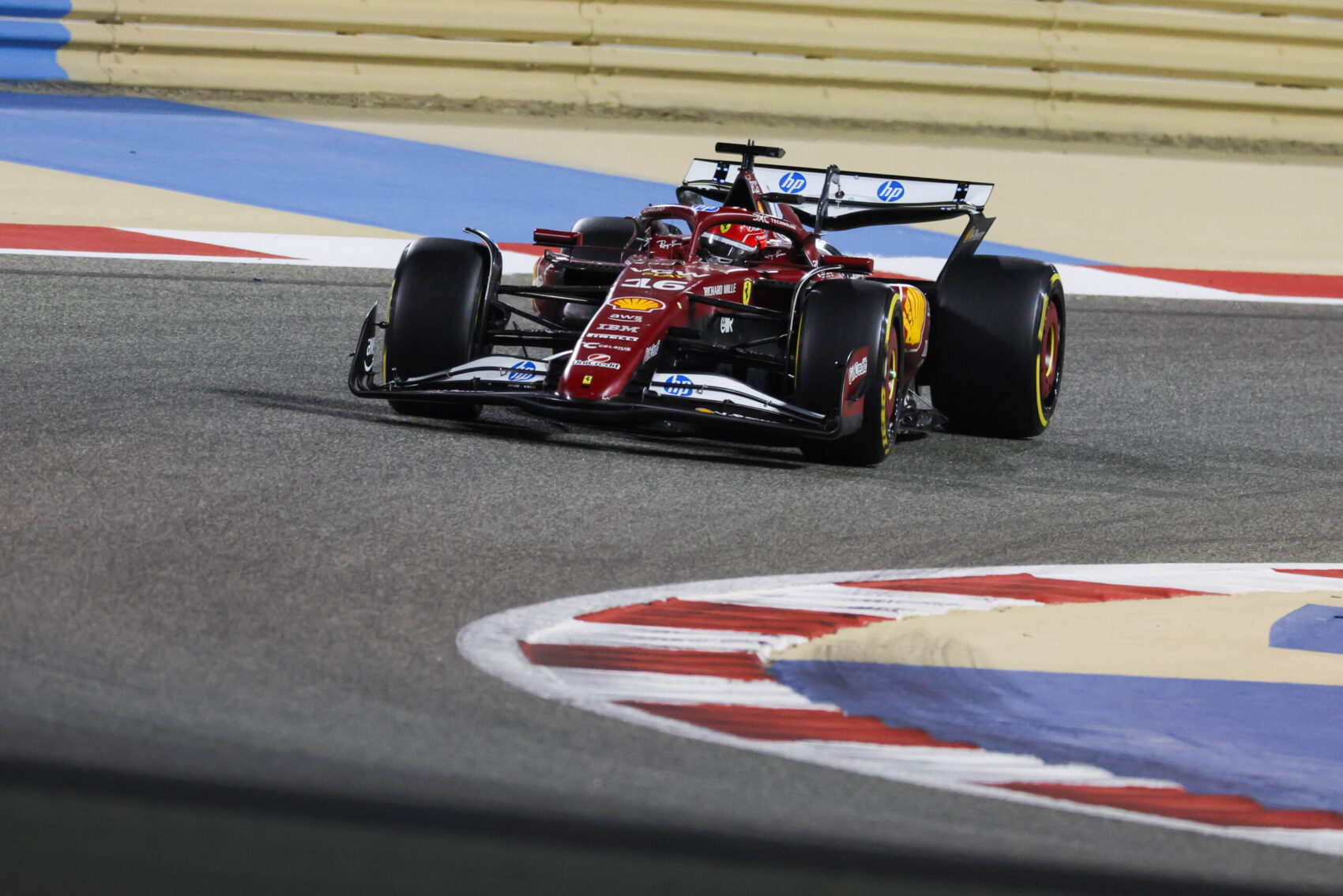 Egy pillanatig Leclerc is tilosban járt Bahreinben, de a Ferrarit nem vizsgálta az FIA (videó)