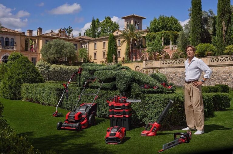 „Az apró dolgokat szeretem” – mondta Russell, majd kilépett a villából és a magasba emelte a motorfűrészt