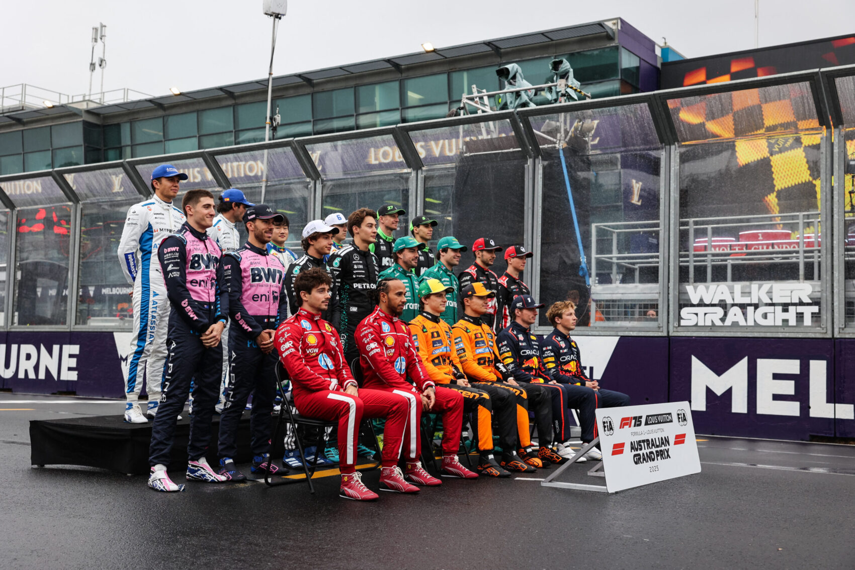 Bekapcsolva maradt mikrofon buktatta le, mikor jön az idei F1-es szezon első pilótakirúgása?