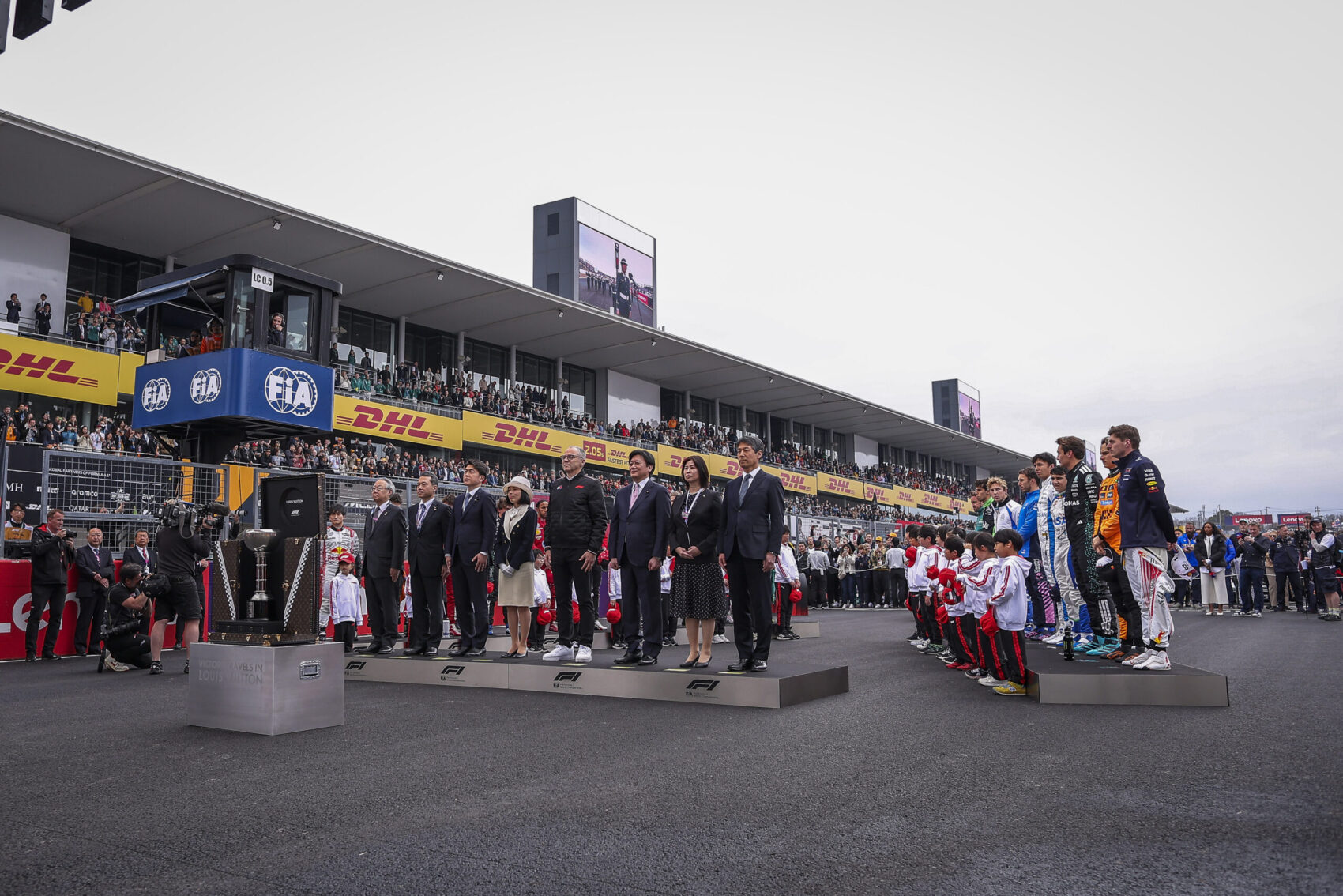 Ha foglalt a WC a rajt előtt, másodperces késésért is szétbünteti az FIA az F1-es pilótákat