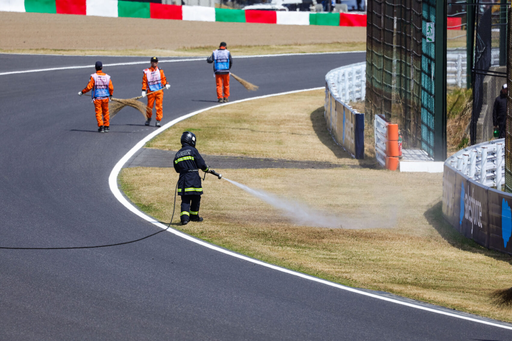 Az FIA elárulta, miben bízik, hogy ne az égő fű döntse el a Japán Nagydíjat