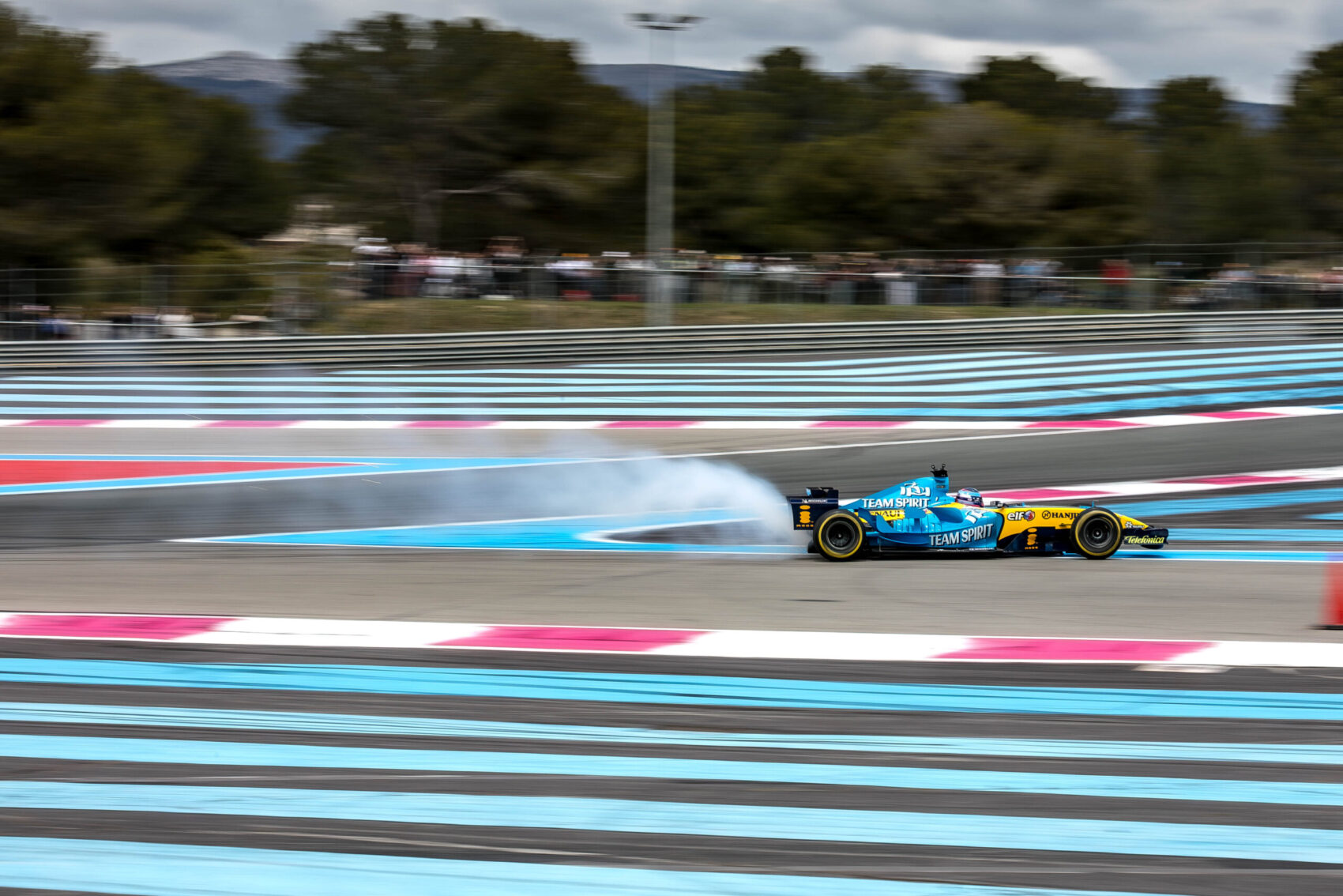 Elfüstölt és kigyulladt Alonso V10-es Renault-ja a kokainnal megbukó F1-es pilóta alatt (videó)