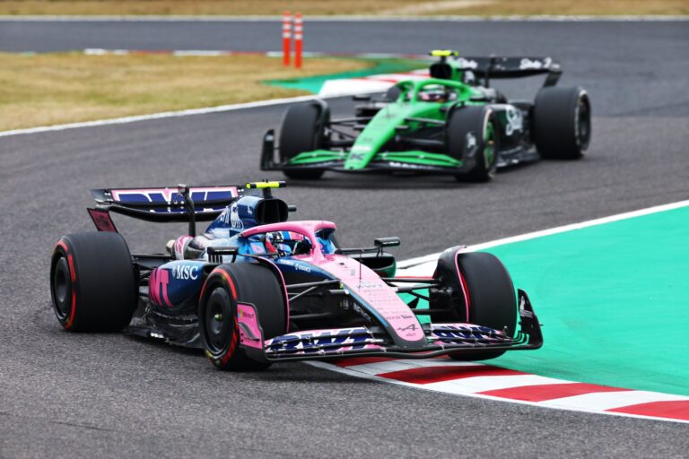 Riválisa segített az autójából kiszállni képtelen pilótának a szuzukai verseny után (videó)