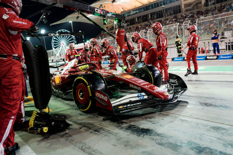 A Ferrari próbálja segíteni Hamiltont, de helyette nem tudja elvégezni a munkát