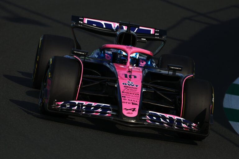 Váratlanul egy Alpine az élen, Sainz káromkodva üzent a Ferrarinak – így indult a dzsiddai F1-es hétvége