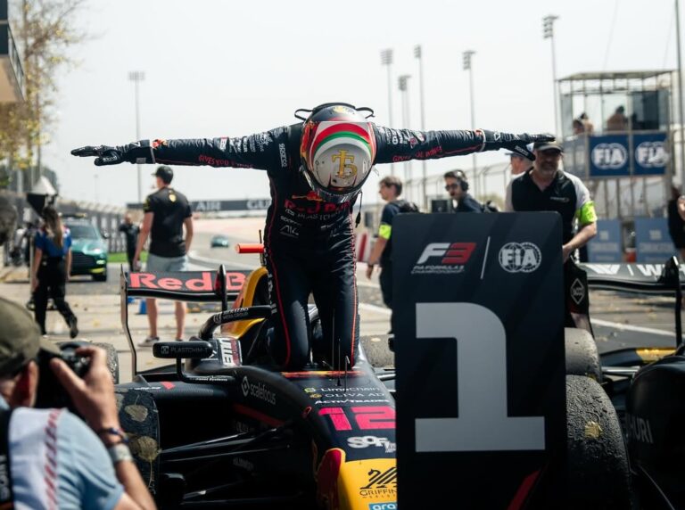 19 év után idézték meg az Alonsóban lakozó állatot – pártfogoltja nem csak a vezetési trükkjeit lesi el