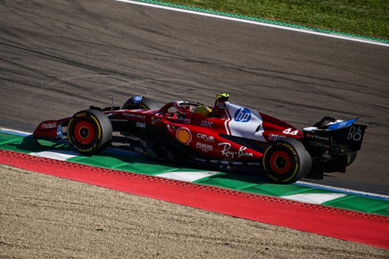 Hamilton bajai az idő múlásával nem fogynak, csak szaporodnak a Ferrarival