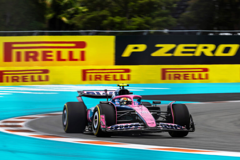 Két F1-es versenyző visszatérését is terjesztik, a csapatok nem győznek cáfolni