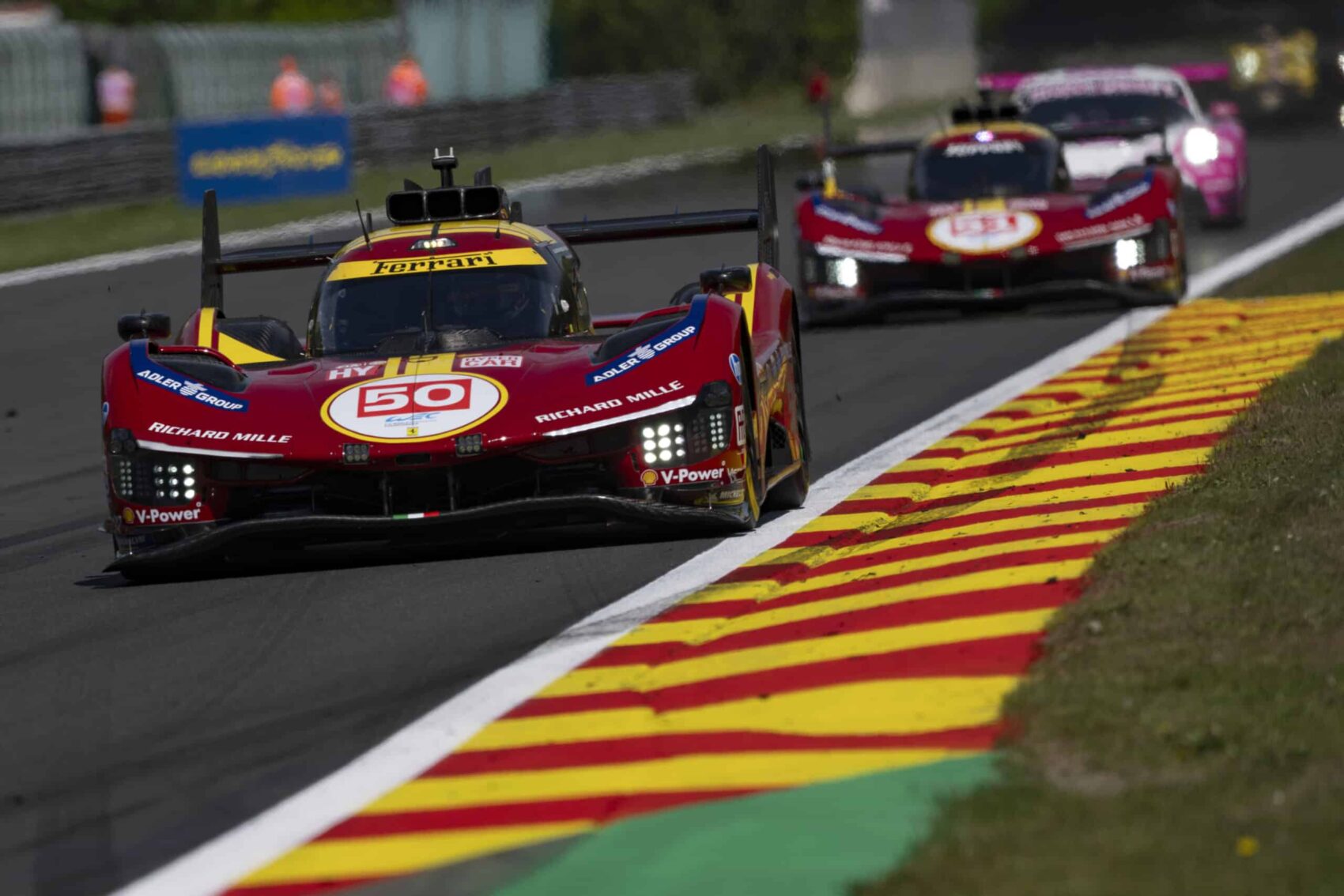 Hiába büntették, roncsderbi után tarolt a Ferrari Spában