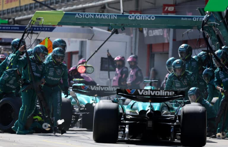 Alonso kesergett, de az Aston Martin főnöke elárult egy pozitív fejleményt