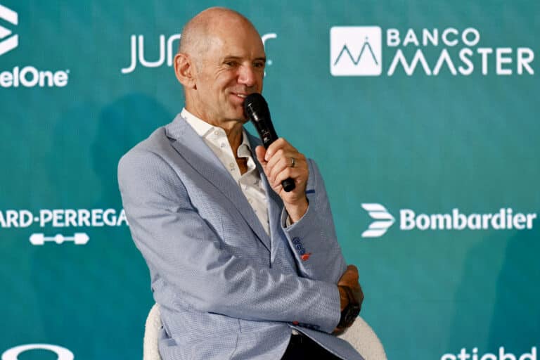 Adrian Newey fél, önkívületi állapotba került, és még a neje is panaszkodik rá