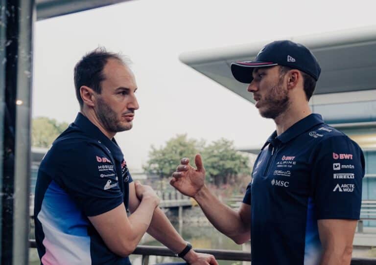 Bűncselekménnyel szerzett pénz, letartóztatás és egy út Dubajba – ijesztő sztori szövődik a lemondott F1-es csapatfőnök körül