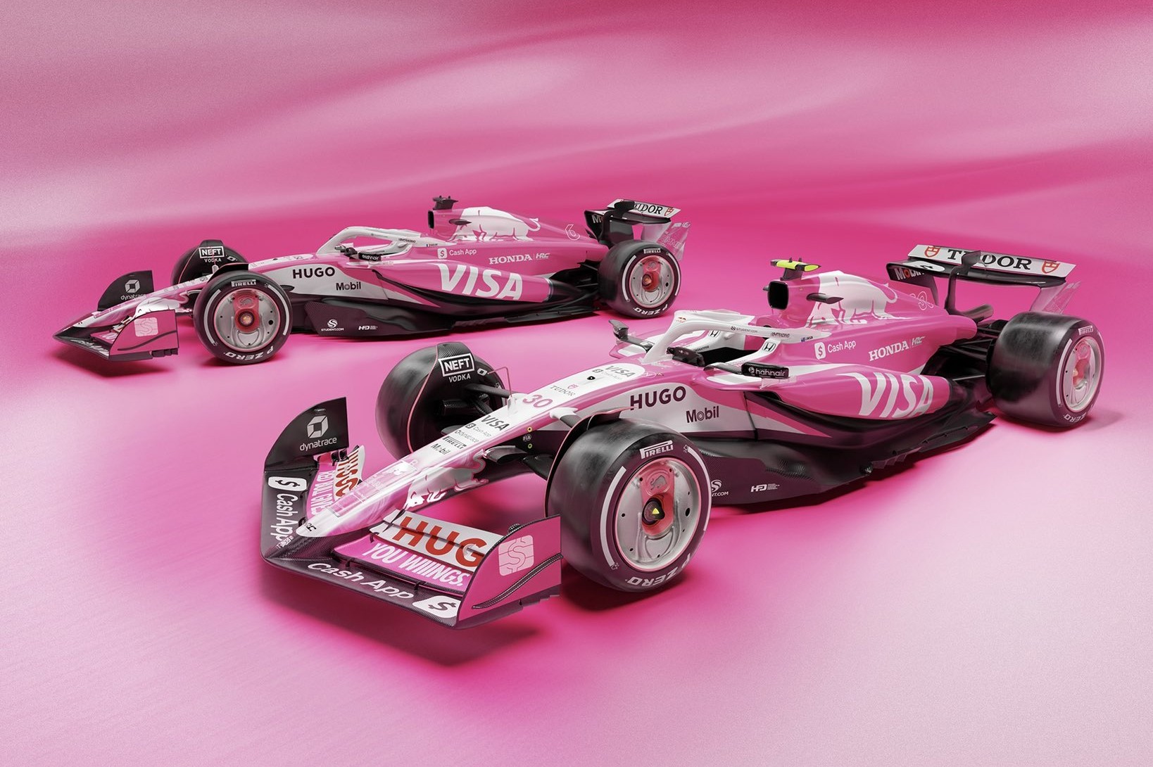 Kék-fehér Ferrari-overall, rózsaszín autó – több csapat átalakult Miamira