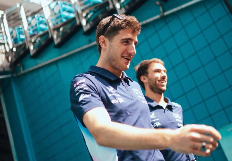 Hátborzongató: az ellenszurkolók őrölték fel a kirúgott F1-es pilótát, aki már egy lépést sem tett biztonsági őrök nélkül