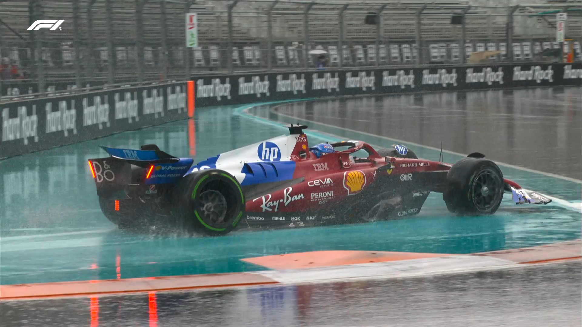 Leclerc már a rajt előtt falnak ment, Norris szerencsével nyerte a piros zászlós sprintet