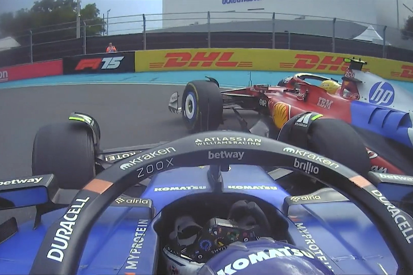 Eldőlt, hogy jár-e büntetés Hamilton és Sainz ütközetére, egyikük kiábrándult saját csapatából