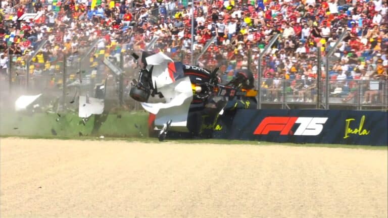 A védőháló állította meg Tsunoda szaltózó Red Bullját Imolában (videó)
