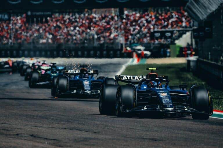 Sainzt nem sok választotta el attól, hogy saját kezébe vegye a sorsát a futamon