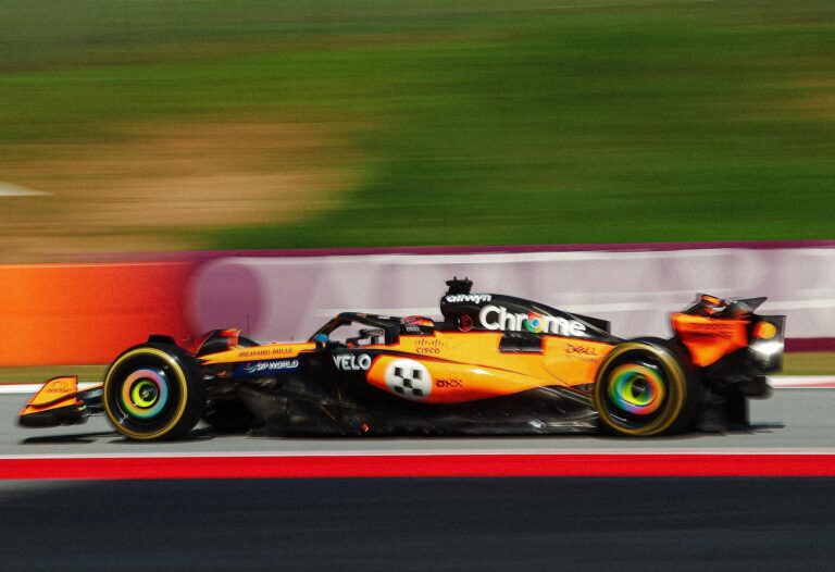 A McLaren az élen maradt, Alonso beszólt Hamiltonnak a második edzésen