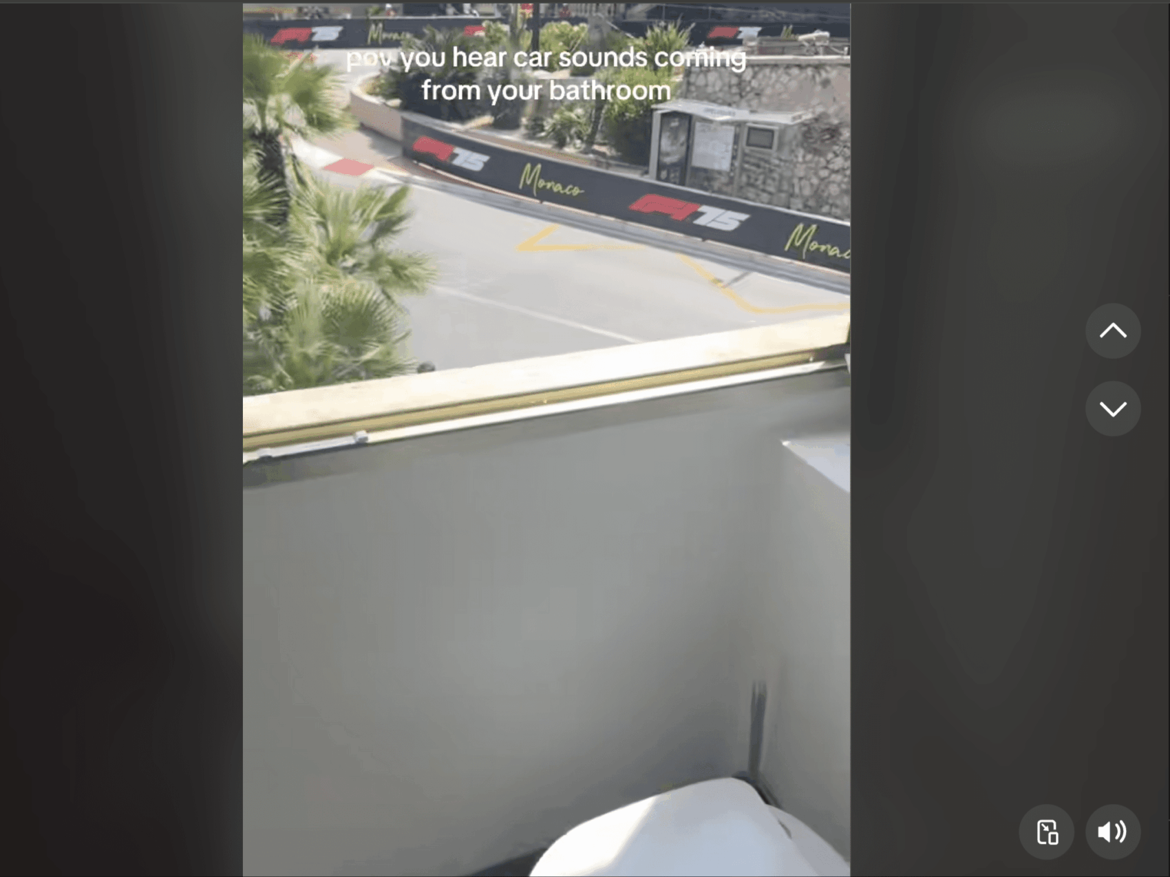 Itt egy WC, amin ülve méterekre zúgnak el az F1-es autók az ember mellett (videó)