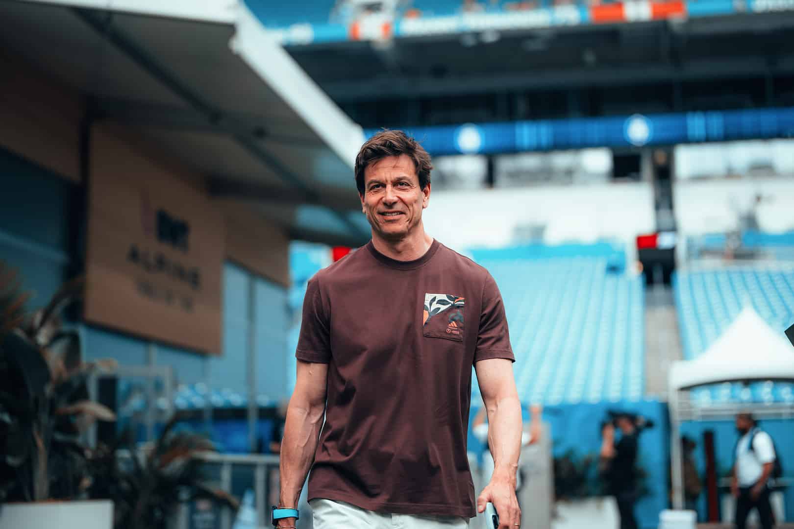 Gyermeke miatt kihagyja az F1-es szezon európai rajtját a Mercedes csapatfőnöke