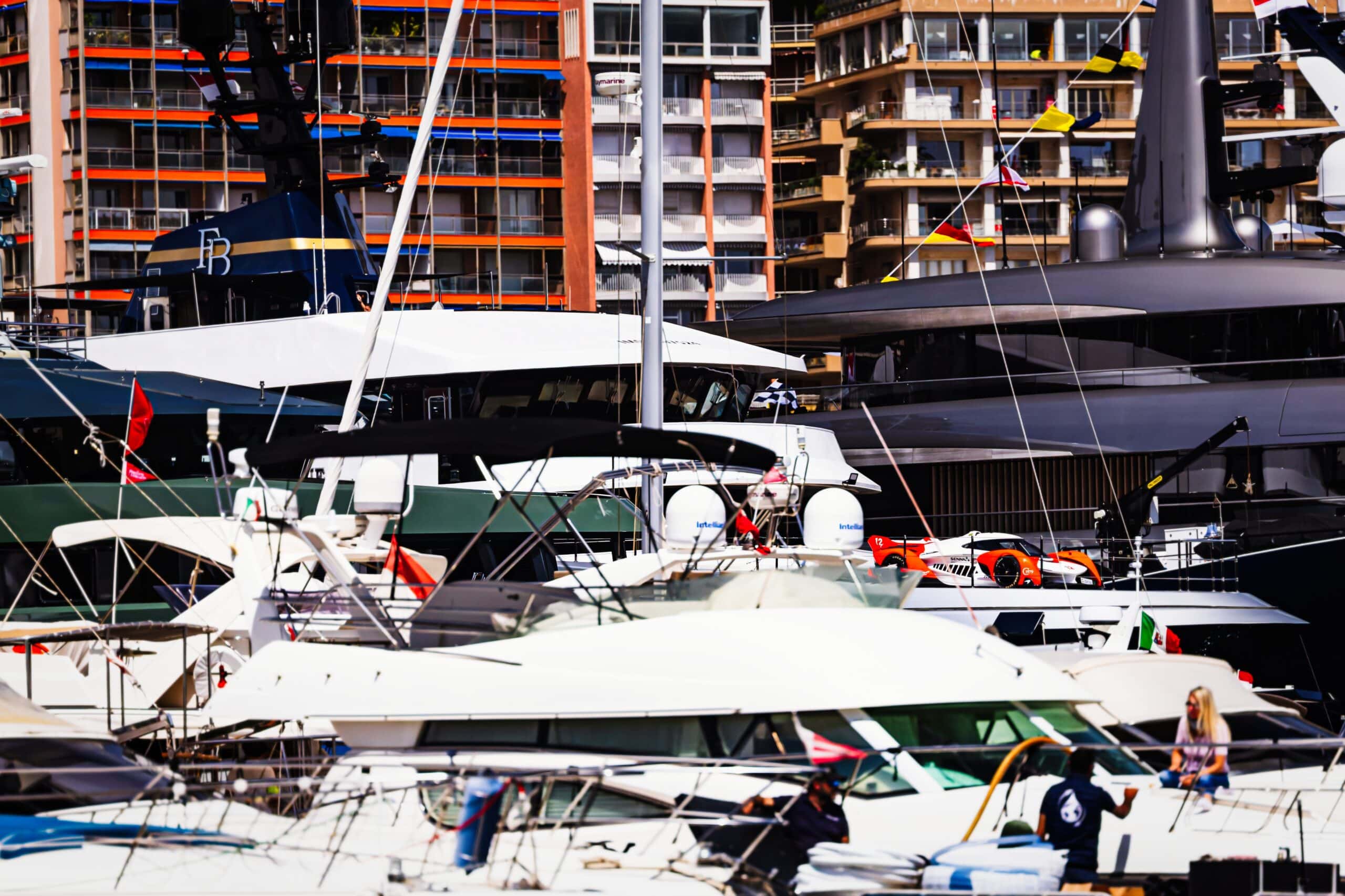 Másfél milliárd forintos autó tűnt fel 14 milliárd forintos yachton a monacói F1-es hétvége előtt