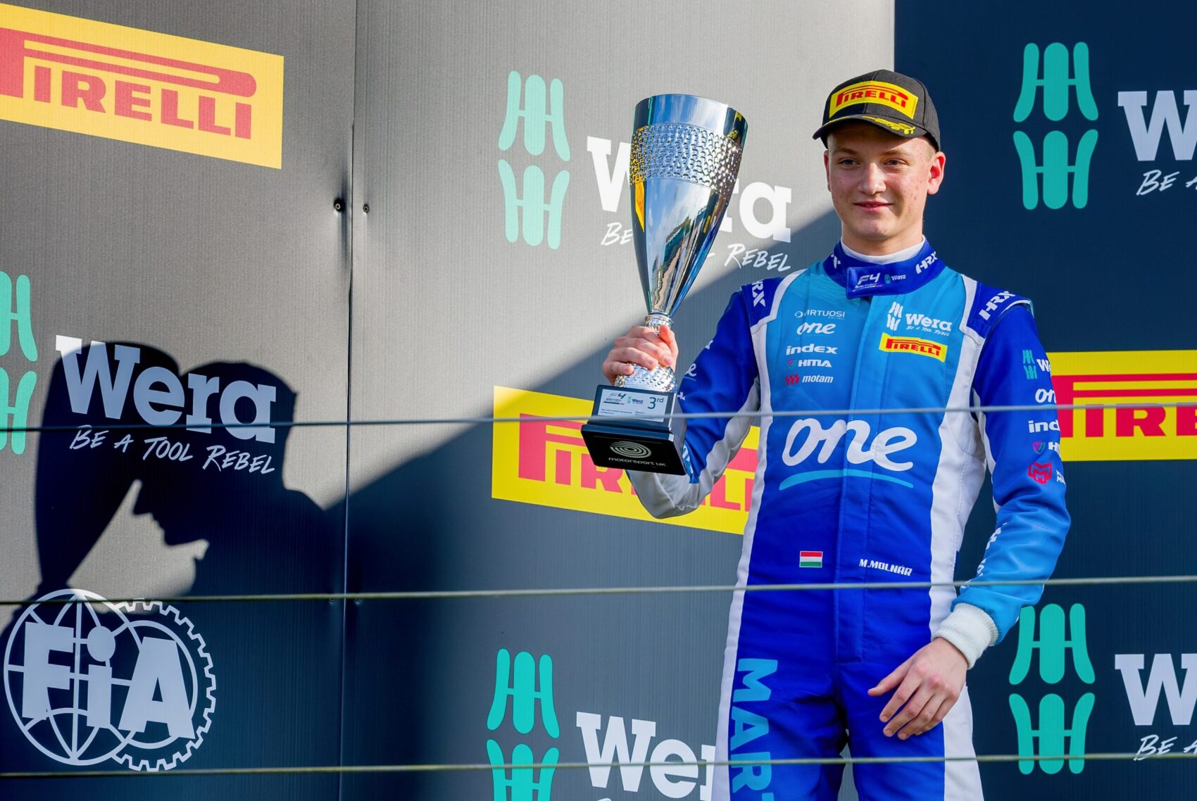 Erős kezdés Silverstone-ban: Molnár Martin az időmérőn és az első futamon is top 3-ban végzett