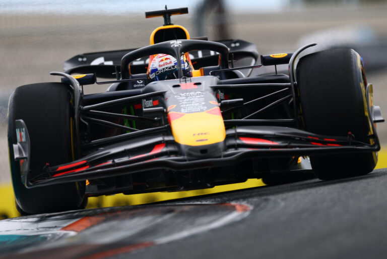 Nem jött be Verstappen számítása az eltiltással, de apaként majdnem közelebb került hozzá