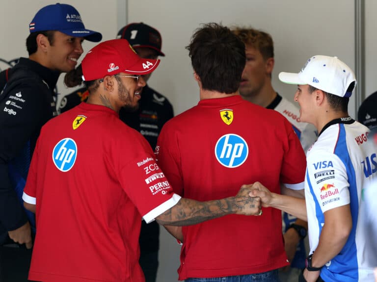 Így nézett volna ki Hamilton fél évszázada a Ferrari versenyzőjeként?