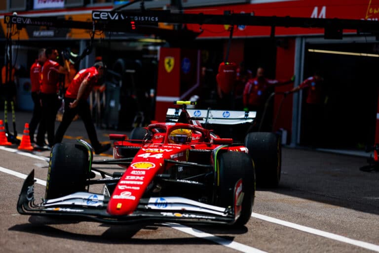 Hamilton rajtbüntetést kapott, miután saját csapata kitolt vele az időmérőn