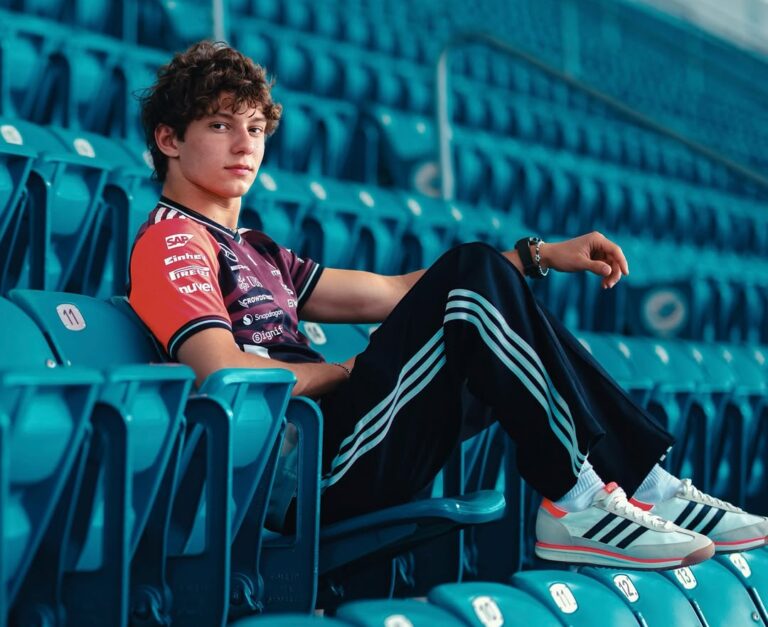 Na, ki a legmenőbb srác a suliban? Így rajongják körbe az új Mercedesével beállító Antonellit a diáktársak