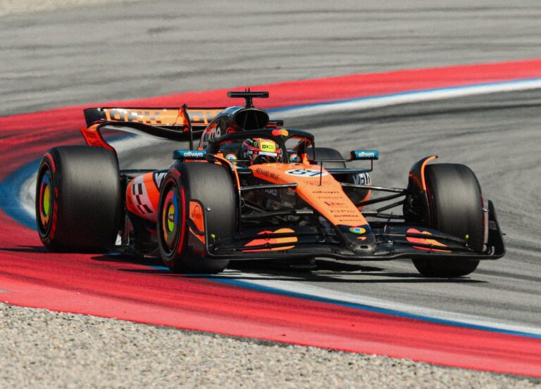 Feszült házi csatát nyert Piastri a barcelonai pole-ért, azonos idő a harmadik helyért