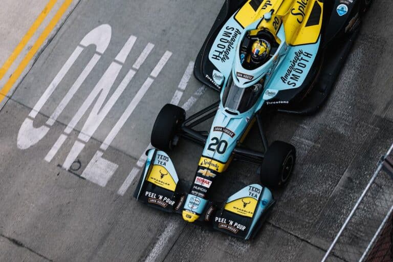 Hihetetlen: így játssza az ismert kártyajátékot egy versenyző a volán mögött (videó)