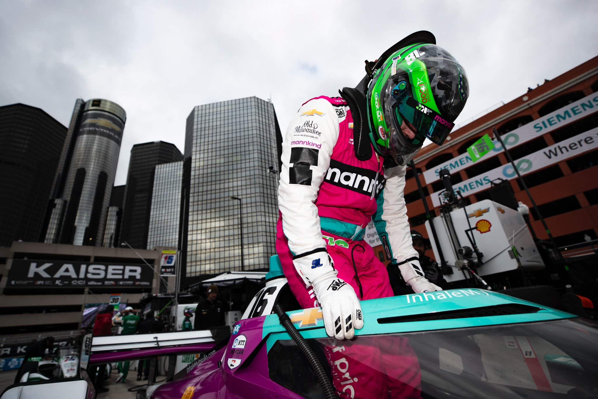 Az év üzlete: belepisilt a versenyautójába, rögtön szerződést kötött vele egy pelenkagyártó