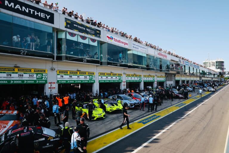 Eltiltott korábbi F1-es tesztelő és több mint kétórás áramszünet – bizarr események a nürburgringi 24 óráson