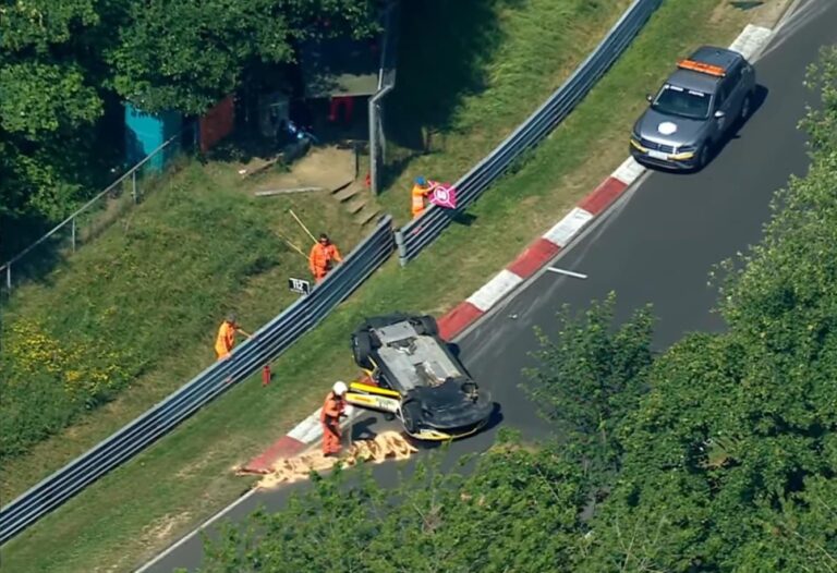 „Legközelebb is ezt tenném” – fejre állt autó és 100 másodperc büntetés után változott a nürburgringi 24 órás győztese