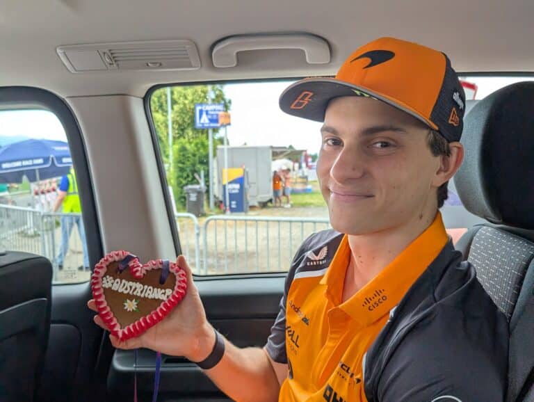 Hogy micsodáját dugta Piastri a kipufogóba? Szexuális képpel mutatja be Horner a McLaren erejét