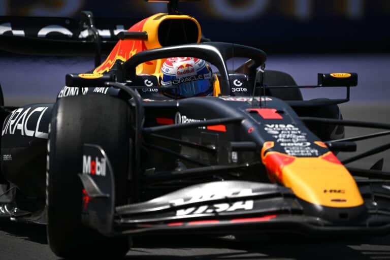 Rengeteget segít az F1-es versenyzőknek, hogy nem azt látják az autóból, ami a szemük előtt van