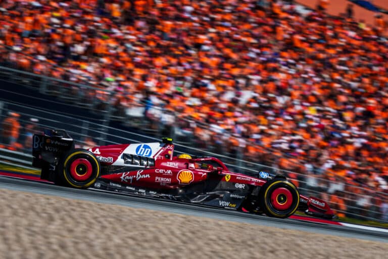 Hamilton: A Ferrarinak építenie kell a sikerekre