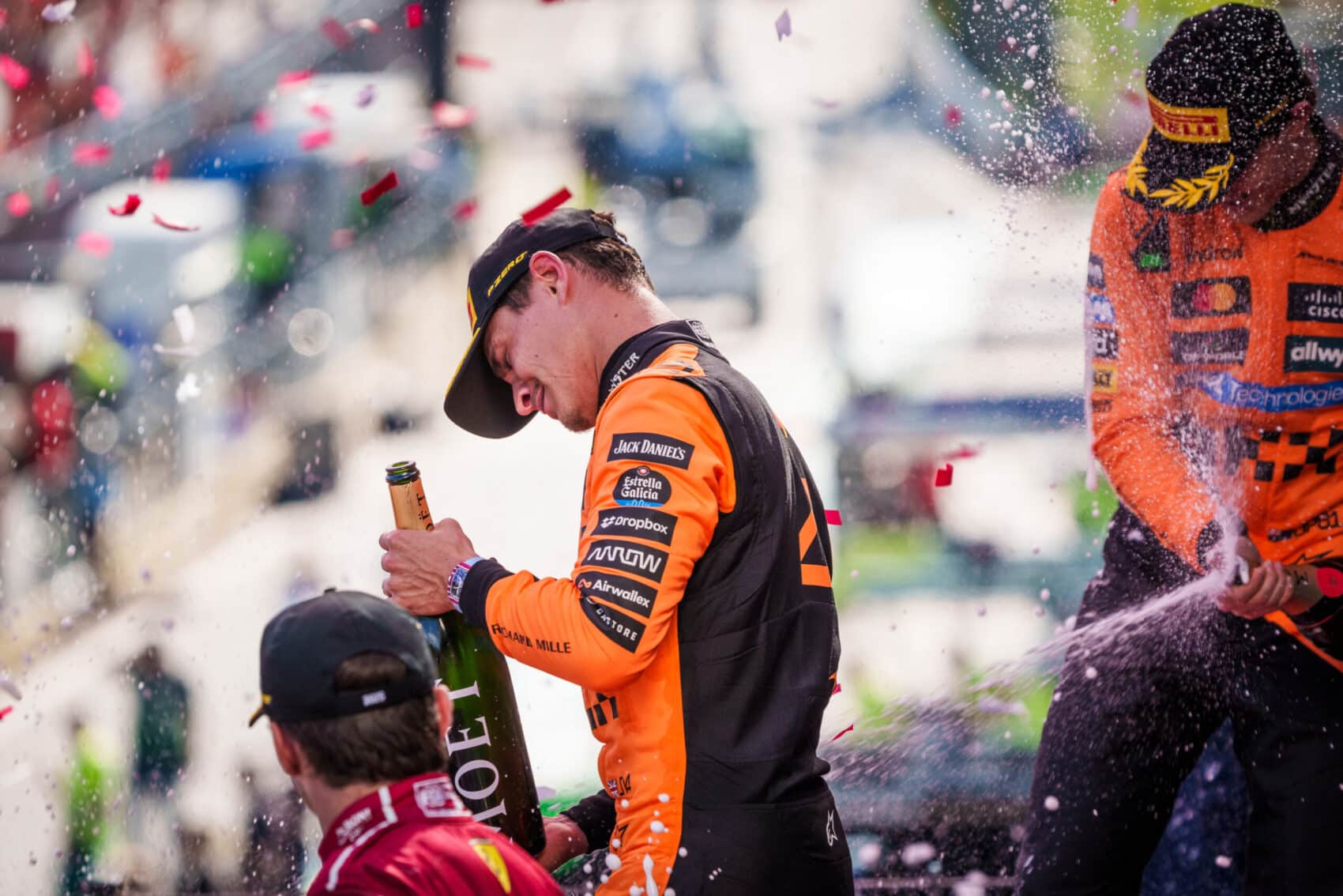 Räikkönent idegesítette, Norris köszönettel fogadta a feltűnően sok telefonos segítséget