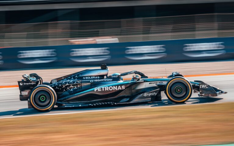 Figyeljük Russellt a rajtnál: három autót átugorva készül az élre állni, akárcsak tavaly